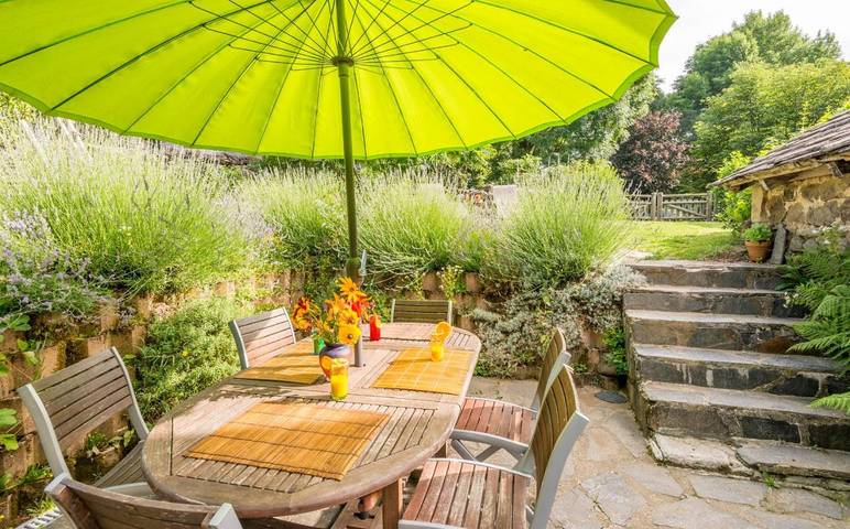 Location de vacances pour 6 personnes, avec jardin et vue à Jou-sous-Monjou - 2