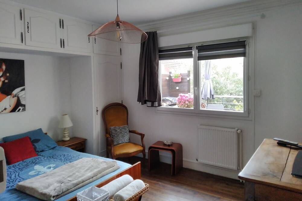 Marguerite Room - 50s decoration<br>, Continental breakfast included in Périgueux, Périgord Blanc