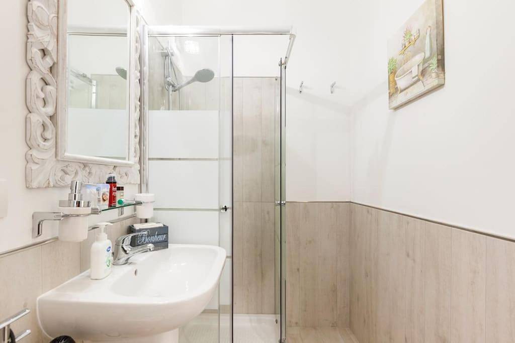 Ganze Wohnung, Elegant Triplex Townhouse with Luxe Terrace in Mailand, Mailand Provinz