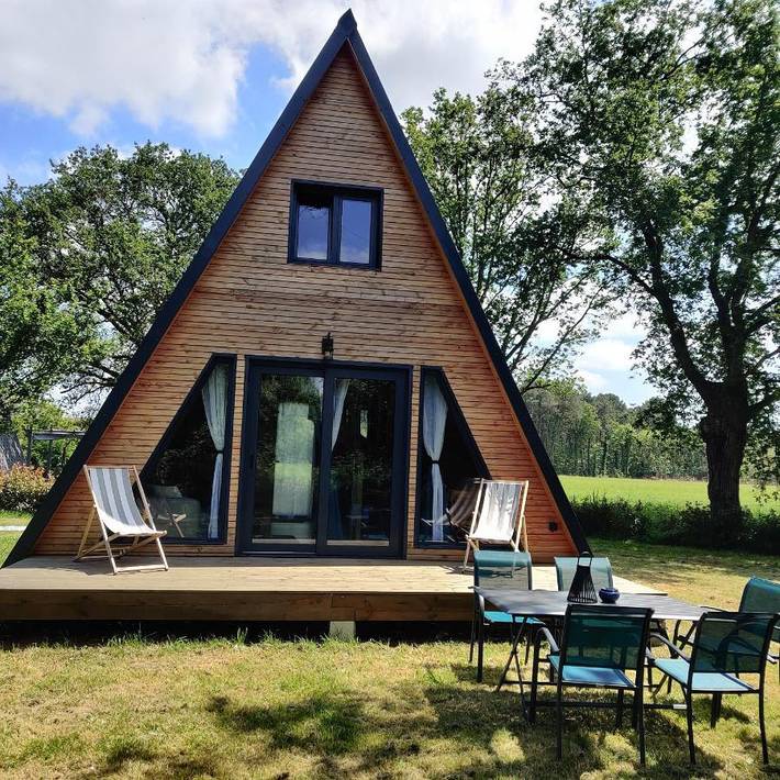 Chalet pour 4 personnes, avec Terrasse et Jardin ainsi que Piscine et Vue sur le lac