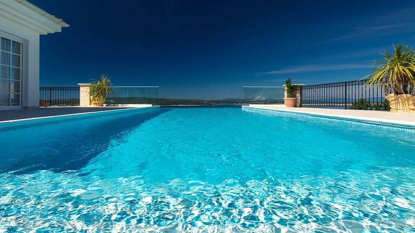 Villa für 8 Personen, mit Garten und Balkon sowie Pool in Crikvenica