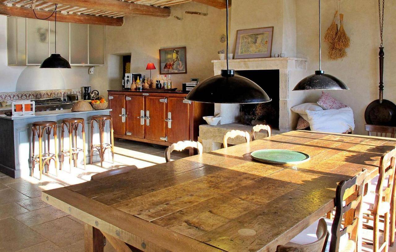 Six-Bedroom Holiday Home in Le Thor, Vaucluse