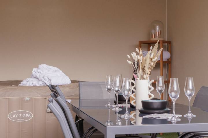 Gîte pour 6 personnes, avec Jacuzzi ainsi que Terrasse et Jardin dans l' Ain - 3