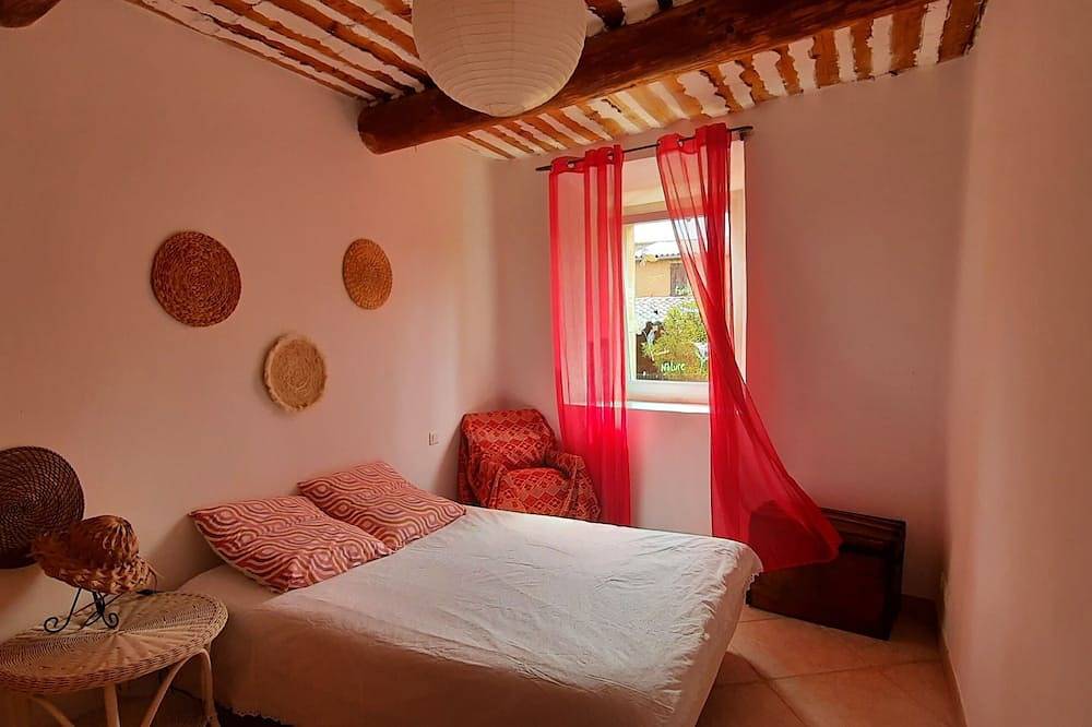 Country house (sleeps 8, 10) in a quiet location, with a superb view of the Luberon. in Roussillon, Parc naturel régional du Luberon