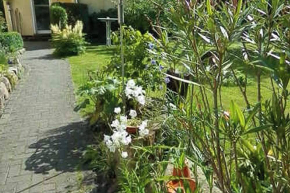 Entire apartment, Apartment 'Heidtschmidhof Gästehaus' with Private Terrace, Shared Garden and Wi-Fi in Mahlzow, Wolgast