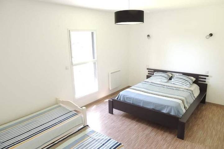 Location de vacances pour 8 personnes, avec terrasse et jardin dans Tresbœuf - 2