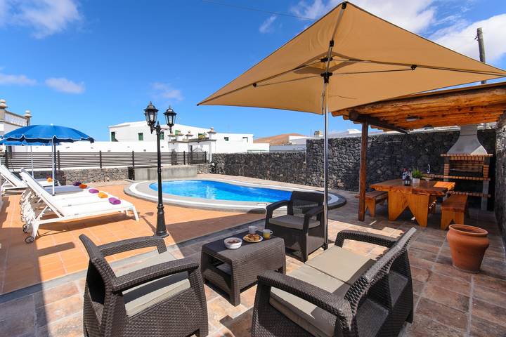 Geräumige Villa "Las Calderetas" mit Bergblick, Wlan, Terrasse & Pool in Mancha Blanca, Tinajo