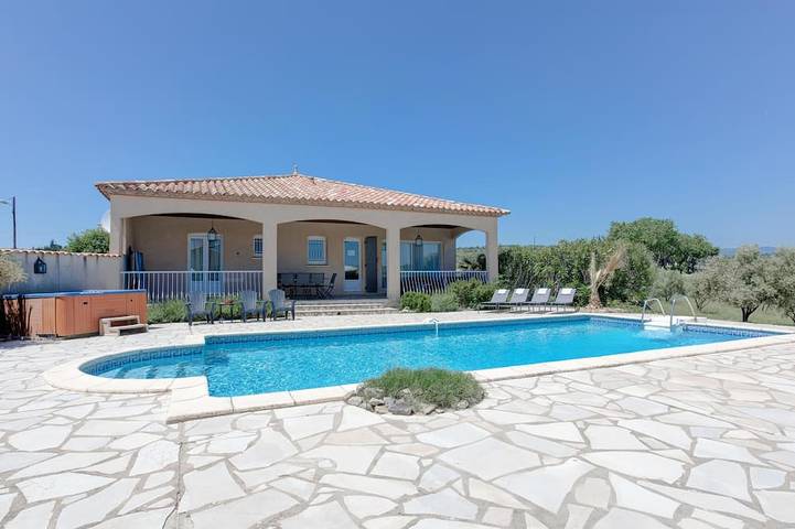 Location de vacances pour 10 personnes, avec jardin et terrasse, animaux acceptés à Aigne