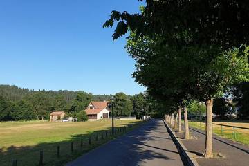 Location de vacances pour 8 personnes, avec jardin ainsi que piscine et balcon, animaux acceptés à Le Malzieu-Ville