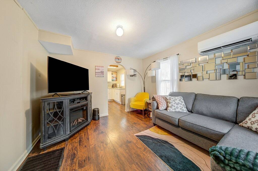 Cozy Chalet Bungalow in West Park - Cleveland in Cleveland, Cuyahoga County