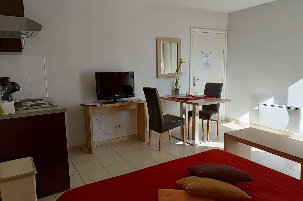 Entire apartment, Studio Terrasse Dans Résidence Avec Piscine C62 in Salies-de-Béarn, Béarn