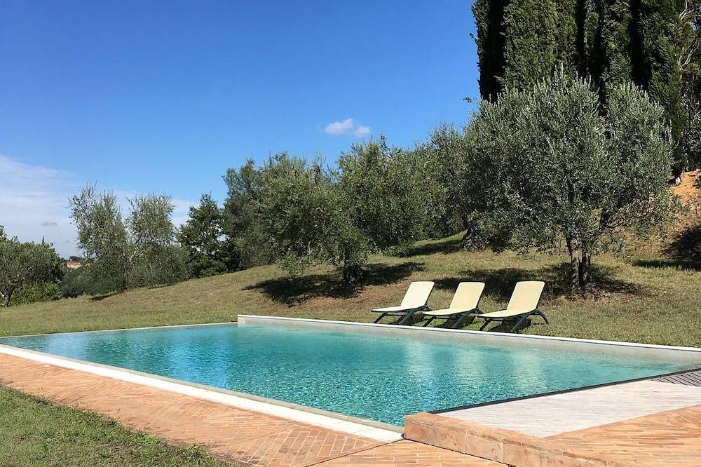 Delightful secluded Tuscan farmhouse with pool, near the hilltop town of Cetona. in Cetona, Chianti