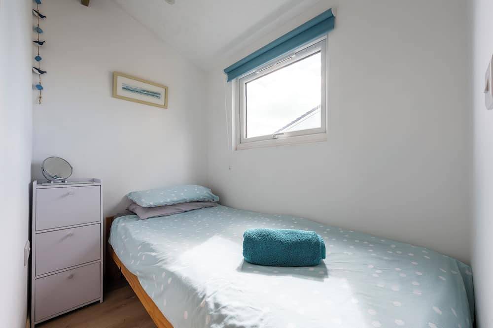 Westhill. Three bedroom holiday chalet. Five minute walk to Hayle beach in Hayle, Cornwall