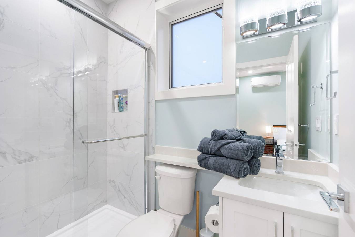 Modern 6Br Home | Perfect for Groups & Families in Vancouver, Columbia Britannica