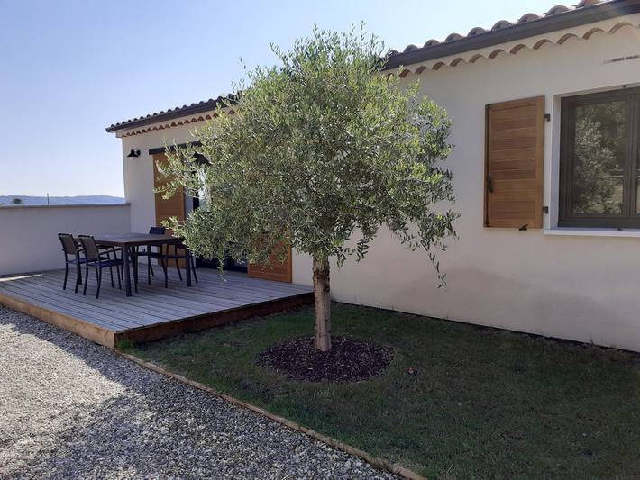 Gîte pour 4 personnes, avec terrasse ainsi que piscine et jardin