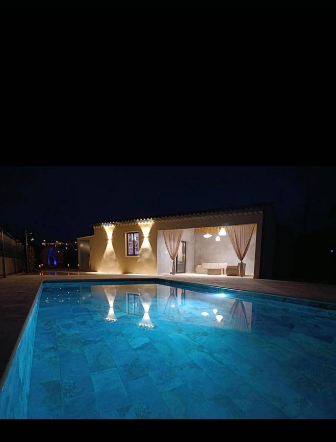 Villa pour 6 personnes, avec Jacuzzi et Terrasse ainsi que Jardin et Piscine