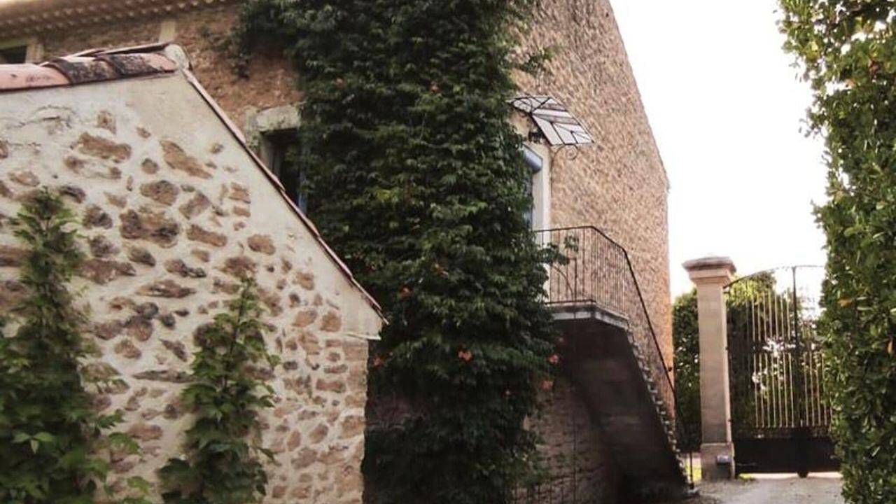 Entire holiday apartment, Luxurious Apartment with Pool and Parking, 800m to Althen-des-Paluds in Althen-des-Paluds, Vaucluse