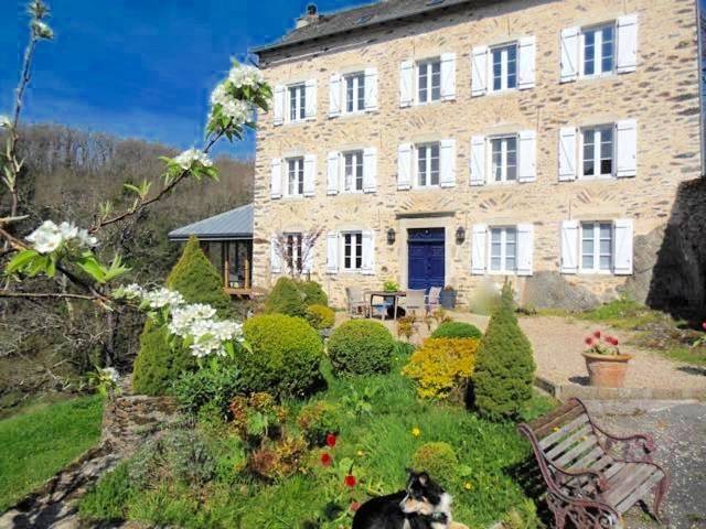 Chambre d’hôte pour 2 personnes, avec terrasse ainsi que jardin et vue, animaux acceptés dans Saint-Just-sur-Viaur
