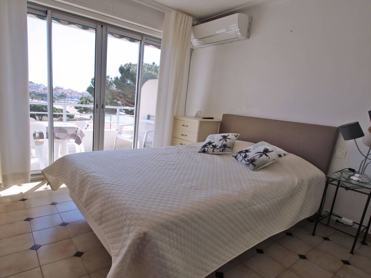 Entire apartment, Mit Blick auf das Wasser in Sainte-Maxime, Mediterranean Coast (France)