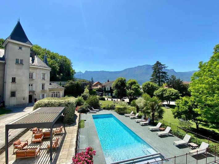 Hôtel, avec Terrasse et Jacuzzi ainsi que Jardin et Bassin pour enfant