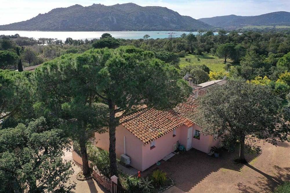 Cosy accommodation, walking distance to the beach, sea-view patio. in Santa Giulia, Porto-Vecchio