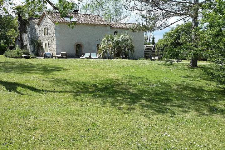 Location de vacances pour 6 personnes, avec terrasse et jardin à Sadillac
