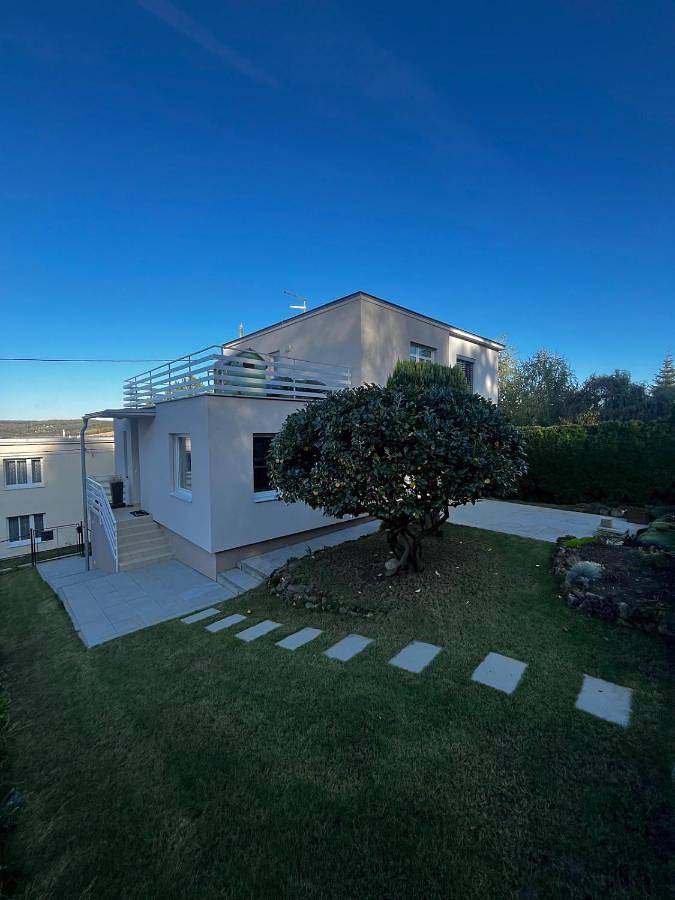 Location de vacances pour 5 personnes, avec jardin ainsi que vue et terrasse, adapté aux familles à Zlín