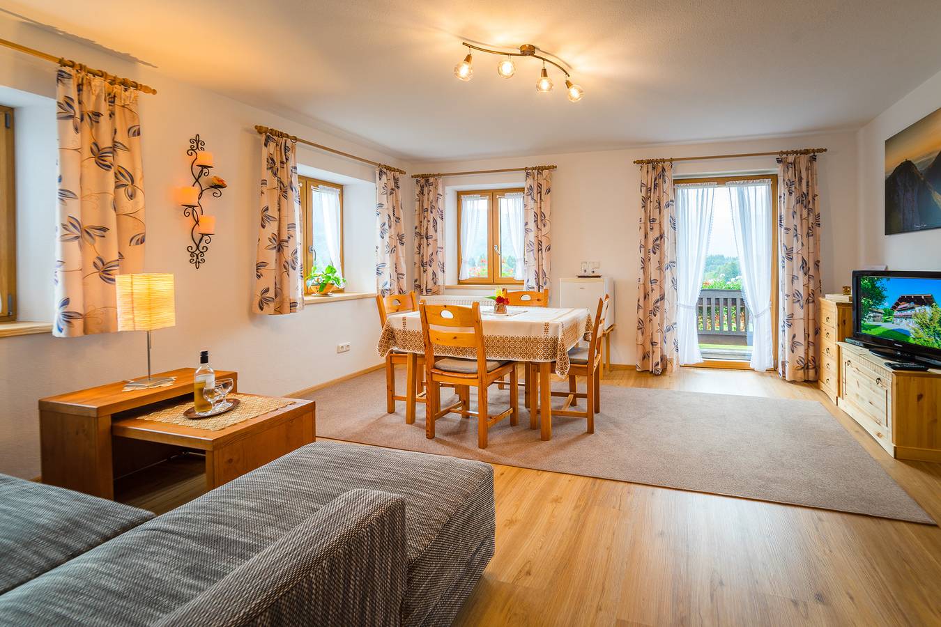 Schmuckhof - Familienzimmer Staufenblick, 58 qm, Süd-Ost-Balkon, Wlan in Siegsdorf, Bayerische Alpen