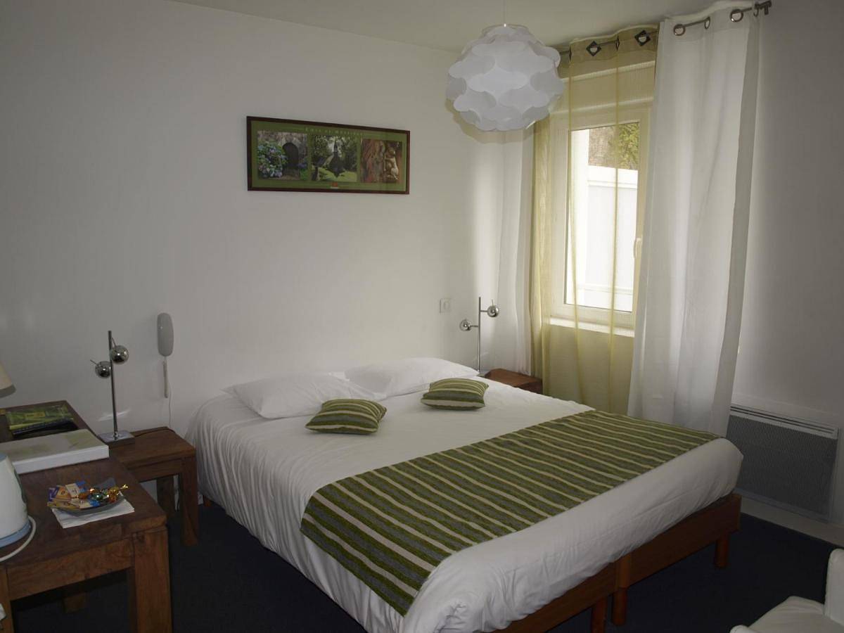 Double room courtyard side in Baud (mesure), Région de Pontivy