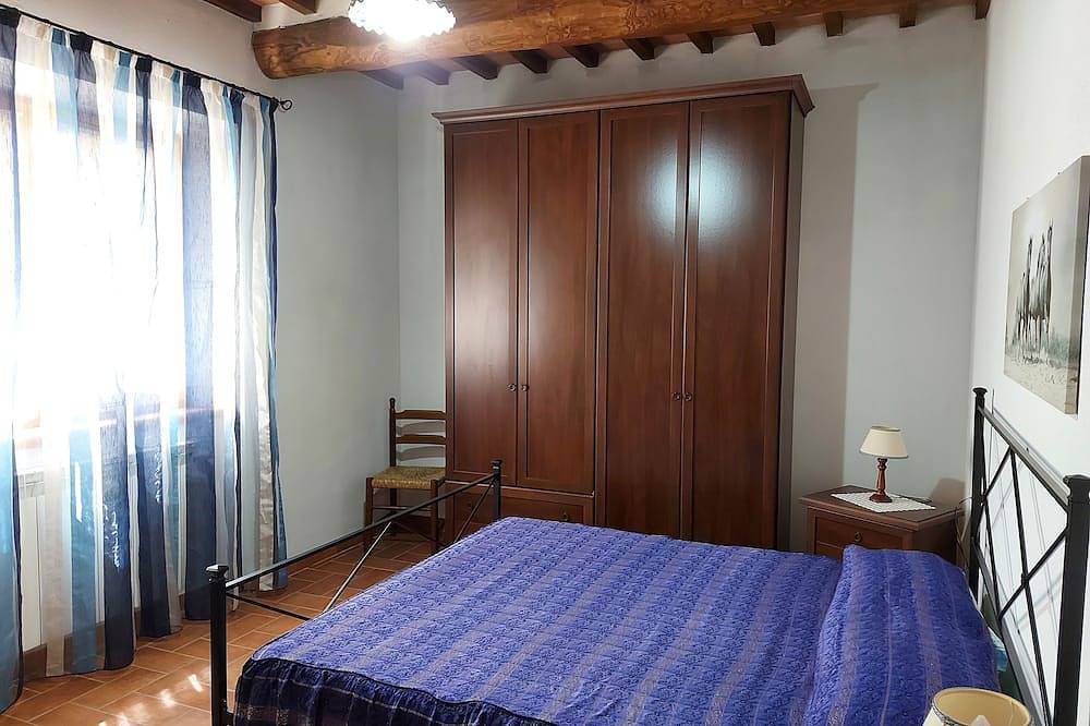 Tuscan villa with private pool and garden overlooking Mount Amiata in Arcidosso, Grosseto Provinz