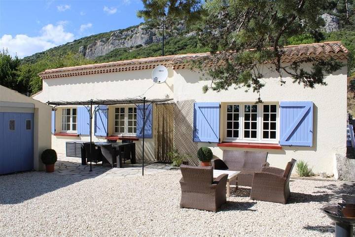 Location de vacances pour 4 personnes, avec piscine ainsi que jardin et vue à Seynes