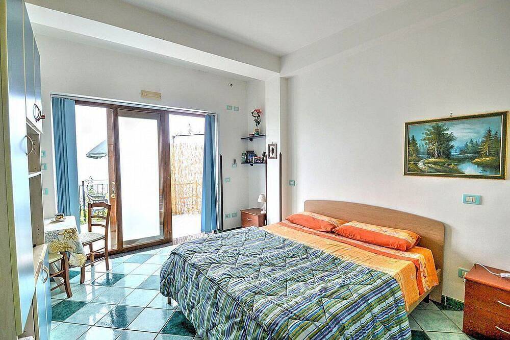 Villa Antea: A characteristic and welcoming apartment built on the sloping cliff in front of the sea, with Free Wi-Fi. in Ravello, Costa Amalfitana