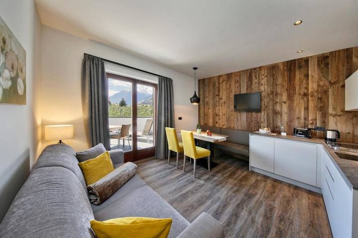 Ferienwohnung für 3 Personen, mit Balkon und Terrasse sowie Garten und Pool im Dorf Tirol
