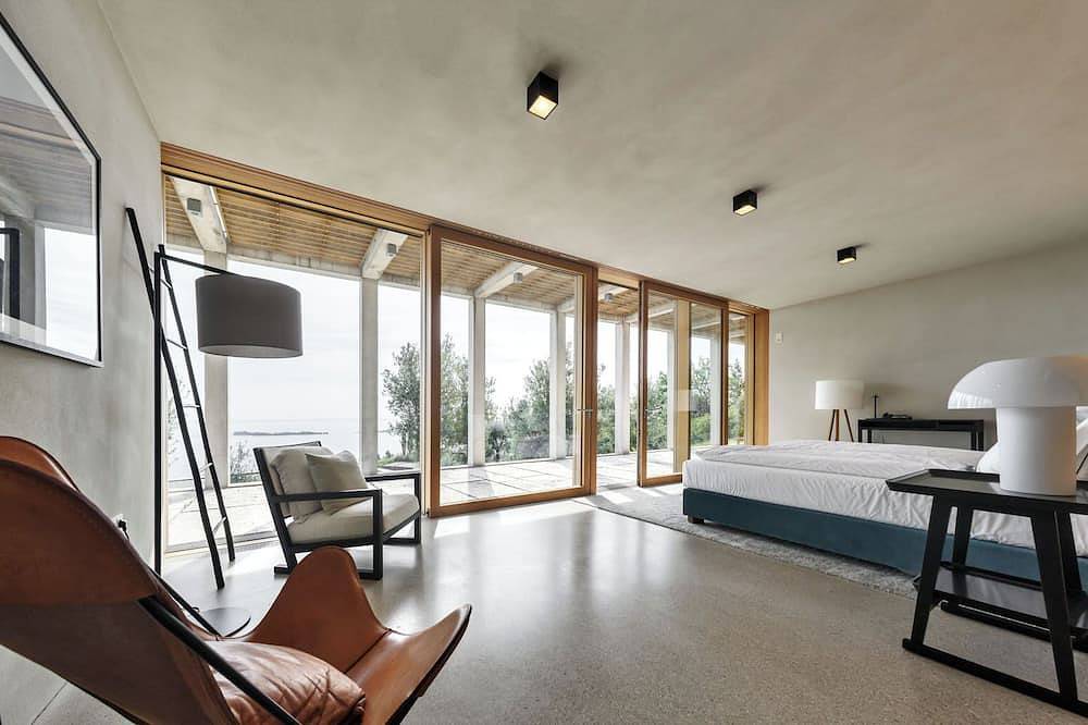 Luxury Villa with infinity pool and lake view from architect David Chipperfield in Gardone Riviera, Montagnes autour du lac de Garde