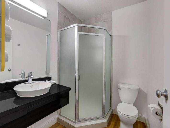 Entire apartment, Ms6 King City |1 Queen Bed | Mob Acc Tub Nsmk Micfridg in Monterey County