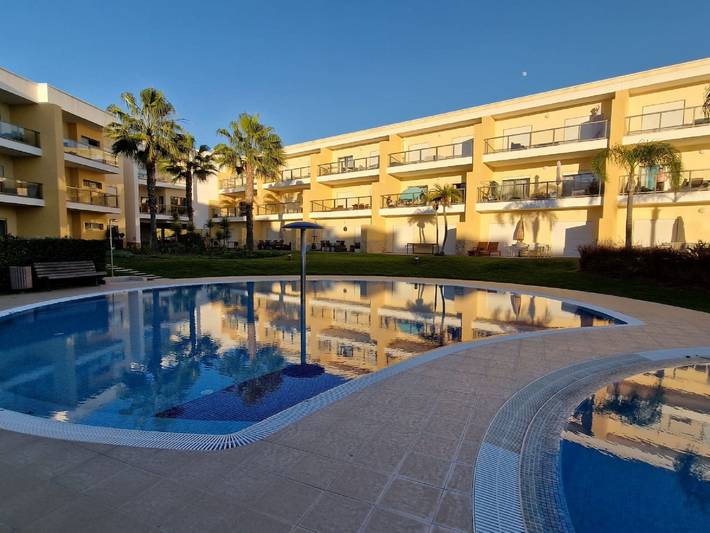 Location de vacances pour 4 personnes, avec jardin ainsi que bassin pour enfant et terrasse à Albufeira