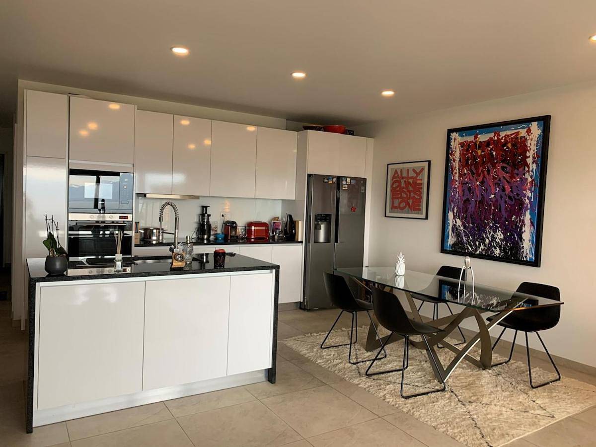Appartement entier, Appart avec piscine chauffée et plage 5 min in Perroy, Lac Léman