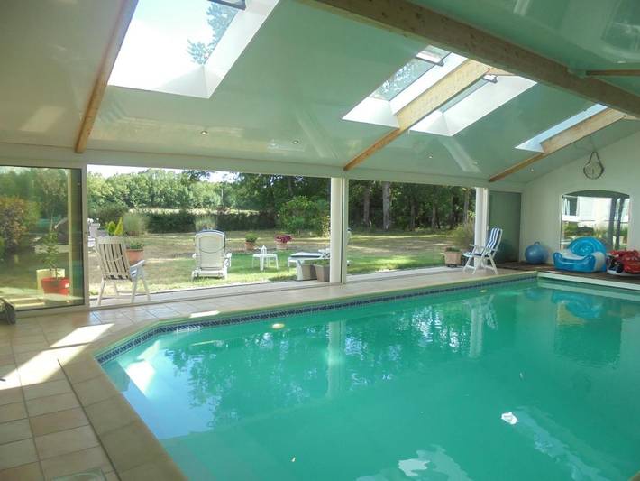Location de vacances pour 9 personnes, avec Terrasse et Jardin ainsi que Piscine et Sauna à Le Cellier