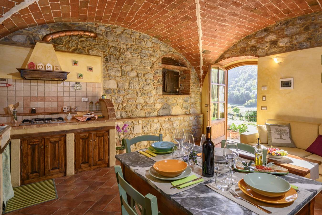 Entire apartment, Apartment 'Il Trinciatoio' with Shared Pool, Private Garden and Wi-Fi in Pomarance, Riserva Naturale di Monterufoli