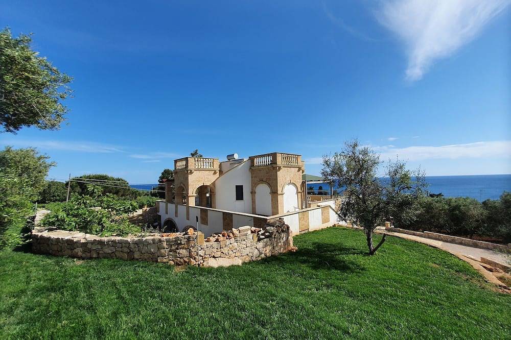 3-apt house with private pool, 250m from beach in Torre Vado, Golfo de Tarento