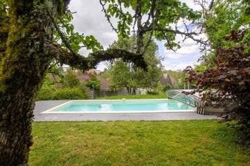Gîte pour 6 personnes, avec terrasse ainsi que jardin et piscine à Thenon