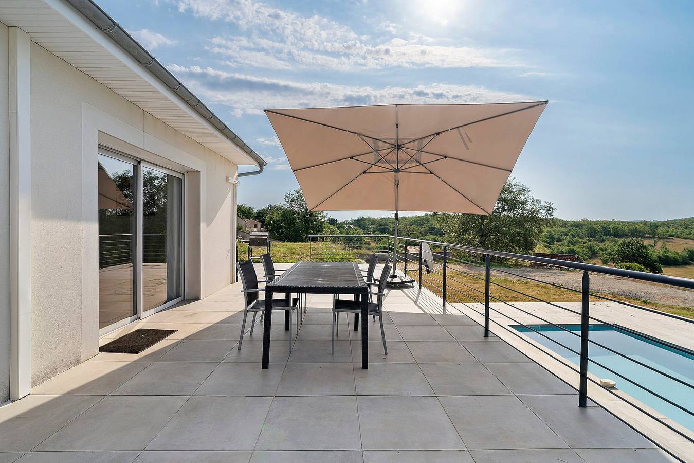 Maison de vacances Alfaro avec piscine privée in Saint-Cernin-de-Larche, Région de Brive-la-Gaillarde