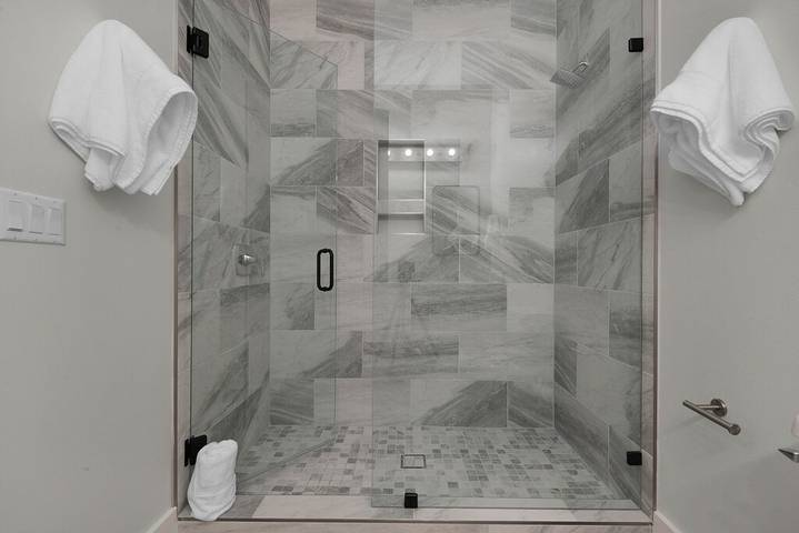 Vacation rental for 24 people, with yard and hot tub as well as balcony in Gulf Coast