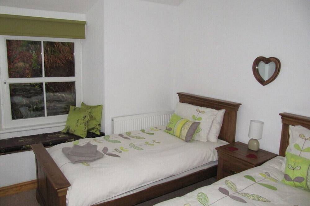Miner's Cottage: Traditional Cottage with Lake Views in Coniston, Lake District