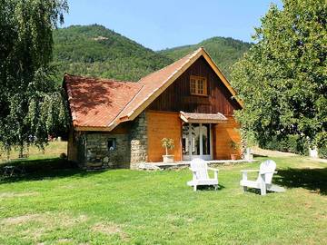 Maison de campagne pour 6 personnes, avec piscine et jardin ainsi que sauna et terrasse à Treffort