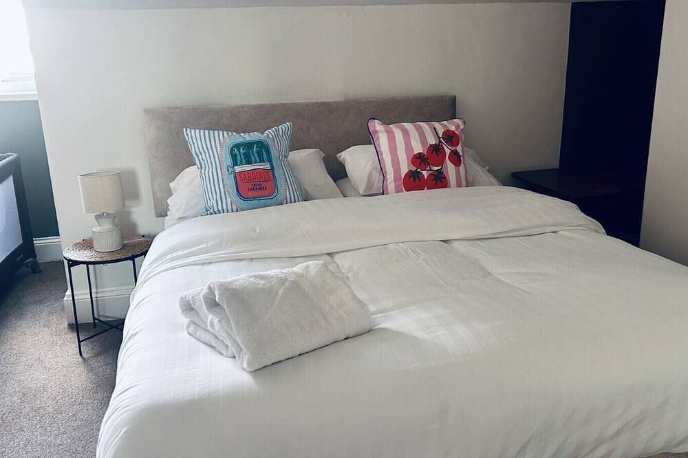 Newly Refreshed Cottage | New King Bed | Free Parking | Wifi in Sunderland