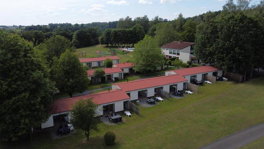 Camping pour 4 personnes, avec Terrasse ainsi que Jardin et Piscine