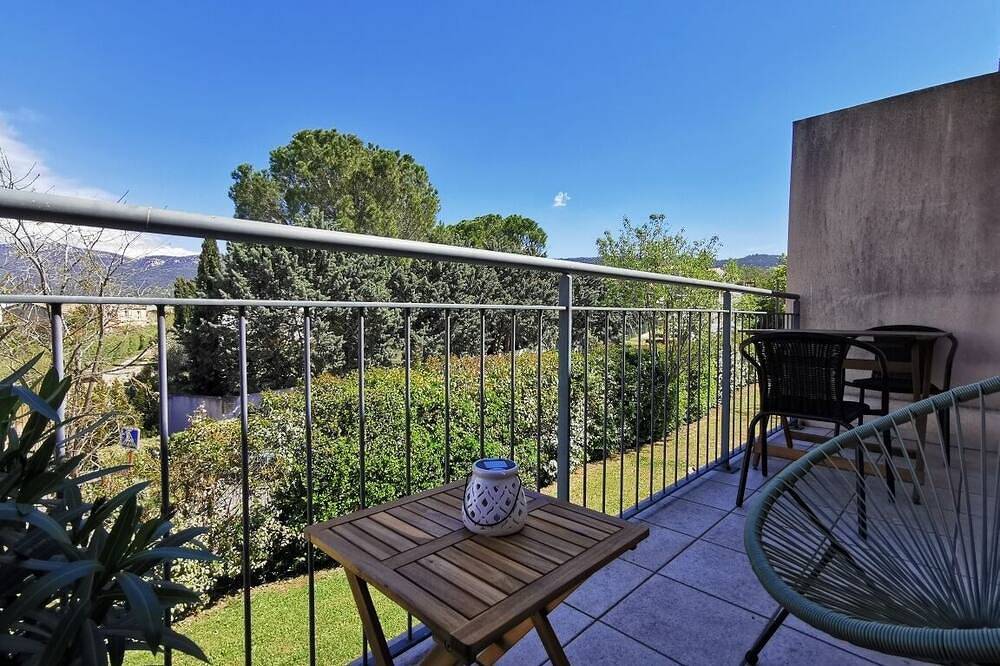 Entire apartment, 100m from the center! Apartment with balcony in Trets, Aix-en-Provence region