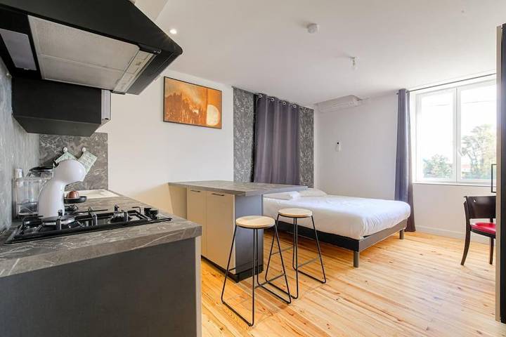 Gîte pour 2 personnes, avec terrasse à Loyettes - 2