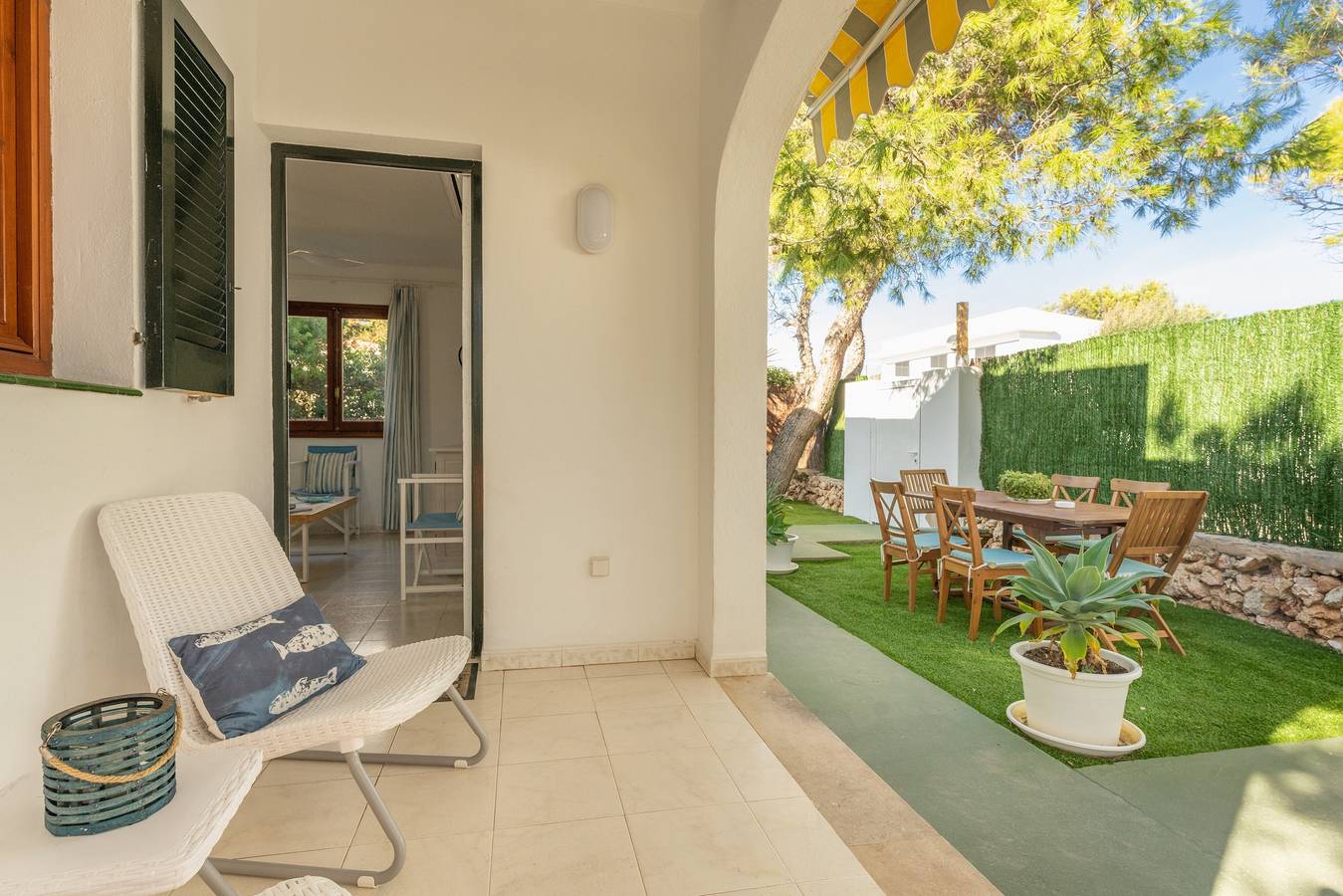 Apartamento entero, Encantador "Apartamento Delfín 1" con piscina, terraza y wifi; aparcamiento disponible en la calle in Cala Blanca, Ciudadela